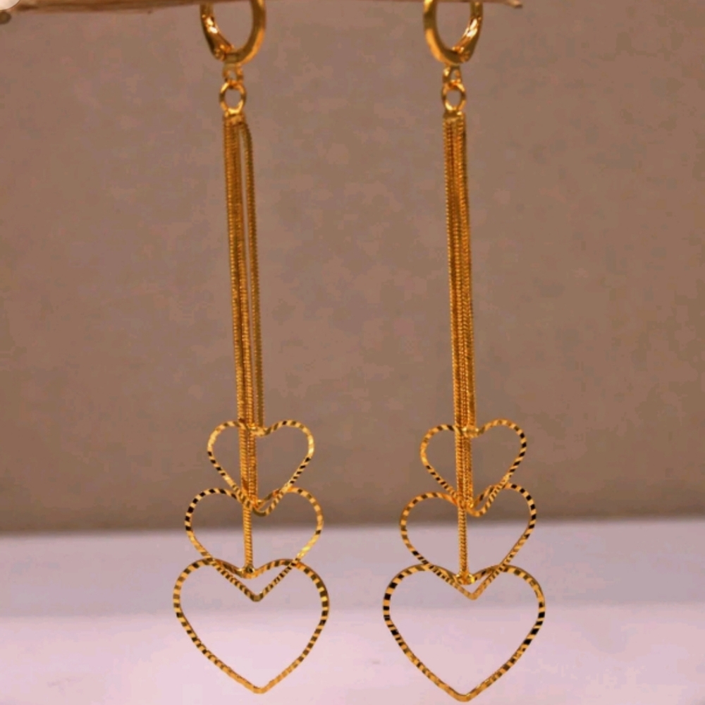 💜 ❤️ New  18kt gold filled 3 dangle heart earrings. Huggie hoop  ❤️💕❤️